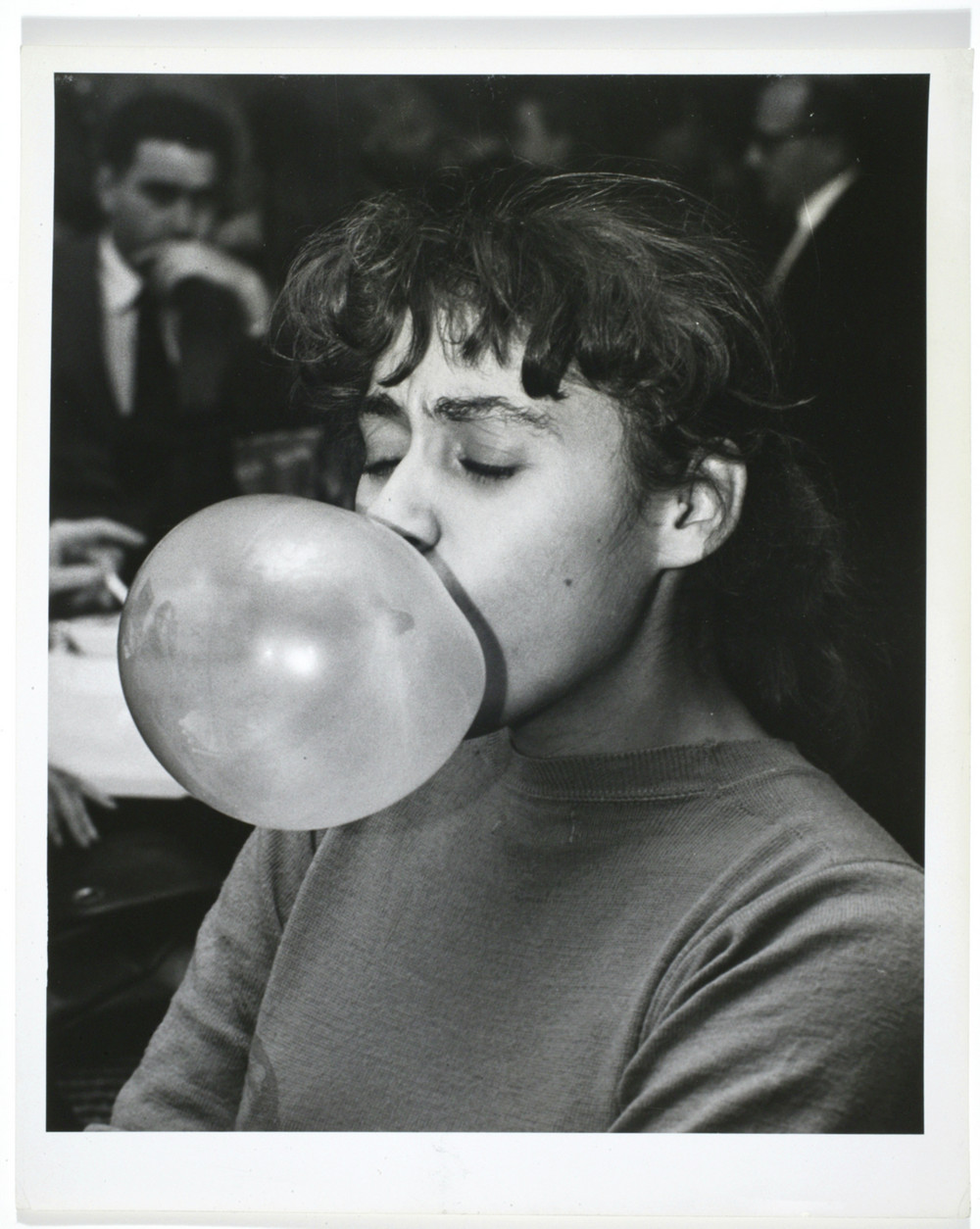 Женщина надувает пузырь, 1950