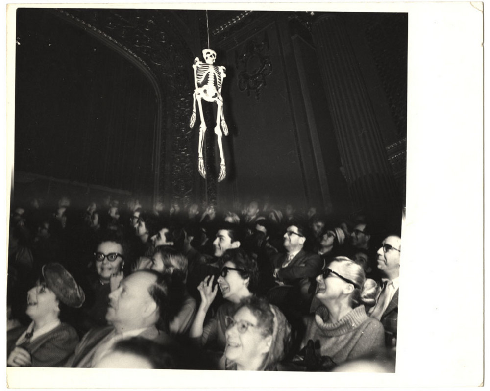 Зрители смотрят «Дом ночных призраков» с висящим скелетом, 1958