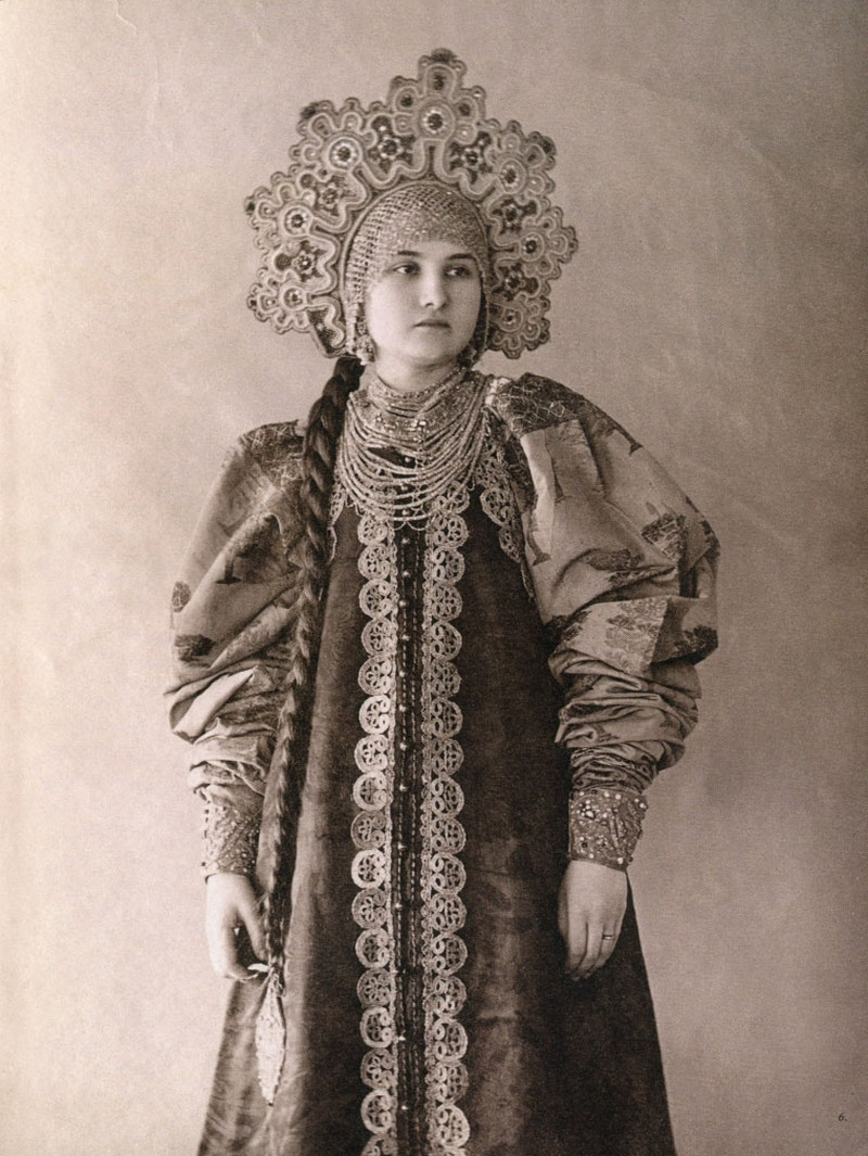 Русские красавицы 19 века в национальных костюмах 1