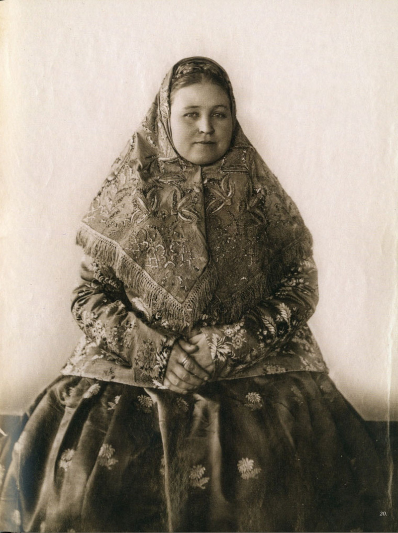 Русские красавицы 19-го века в традиционных костюмах 10