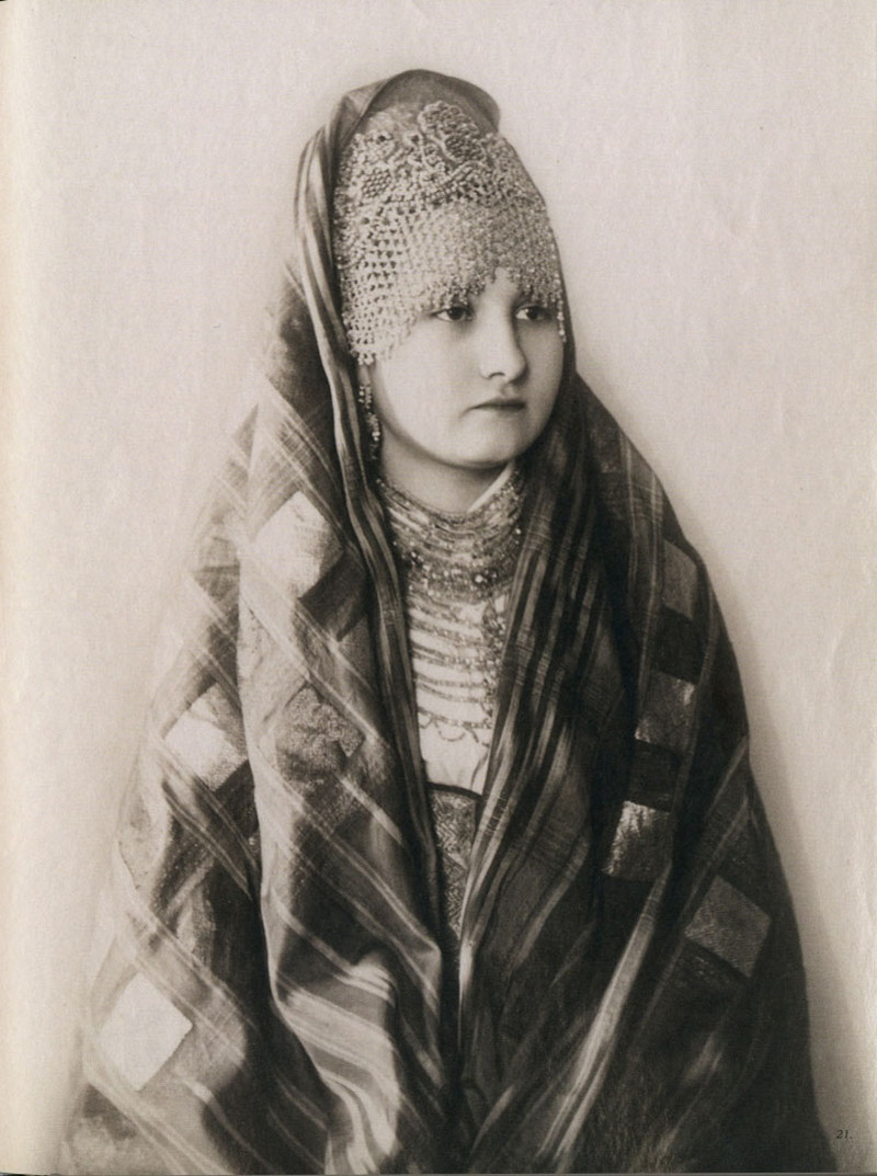 Русские красавицы 19 века в национальных костюмах 11