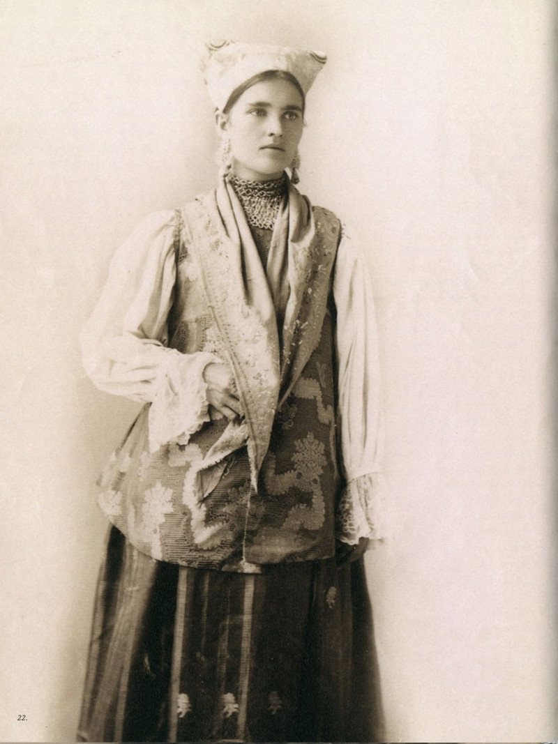 Русские красавицы 19 века в национальных костюмах 12