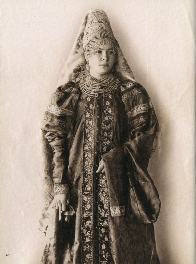 Русские красавицы 19-го века в традиционных костюмах 15