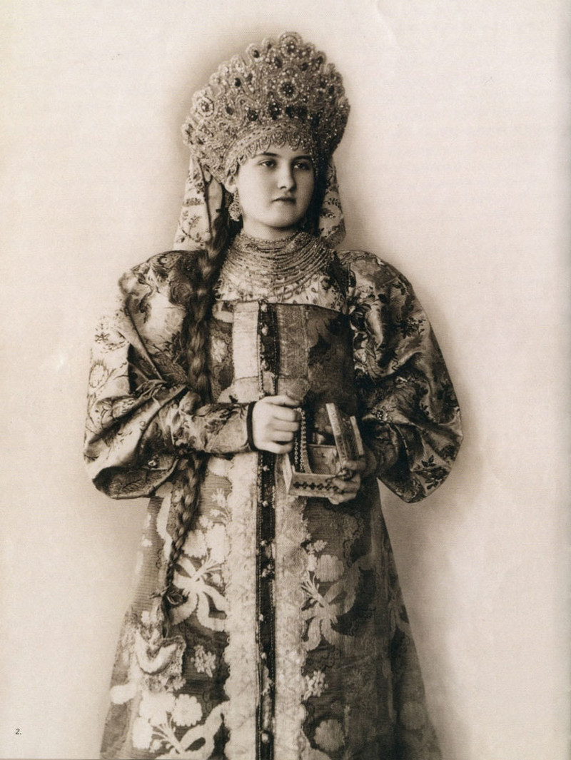 Русские красавицы 19 века в национальных костюмах 16