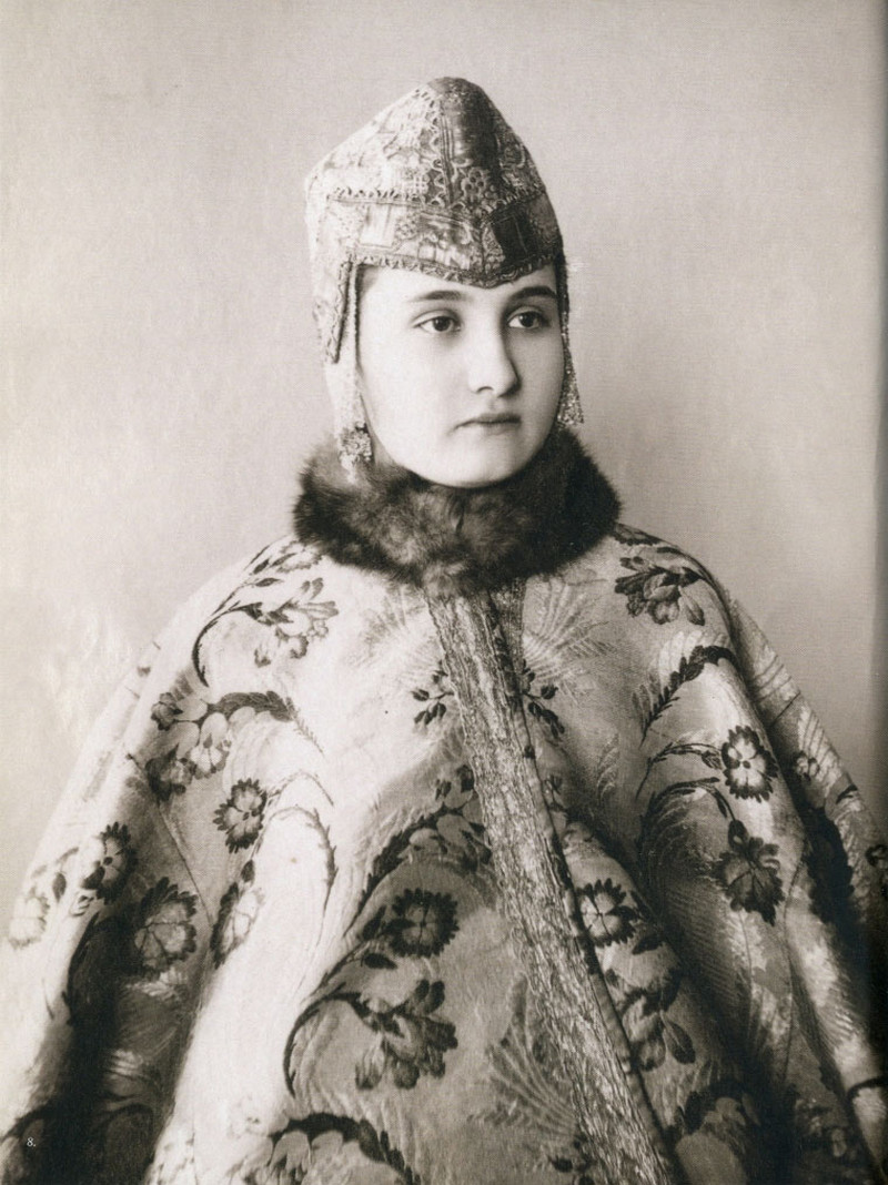 Русские красавицы 19-го века в традиционных костюмах 17