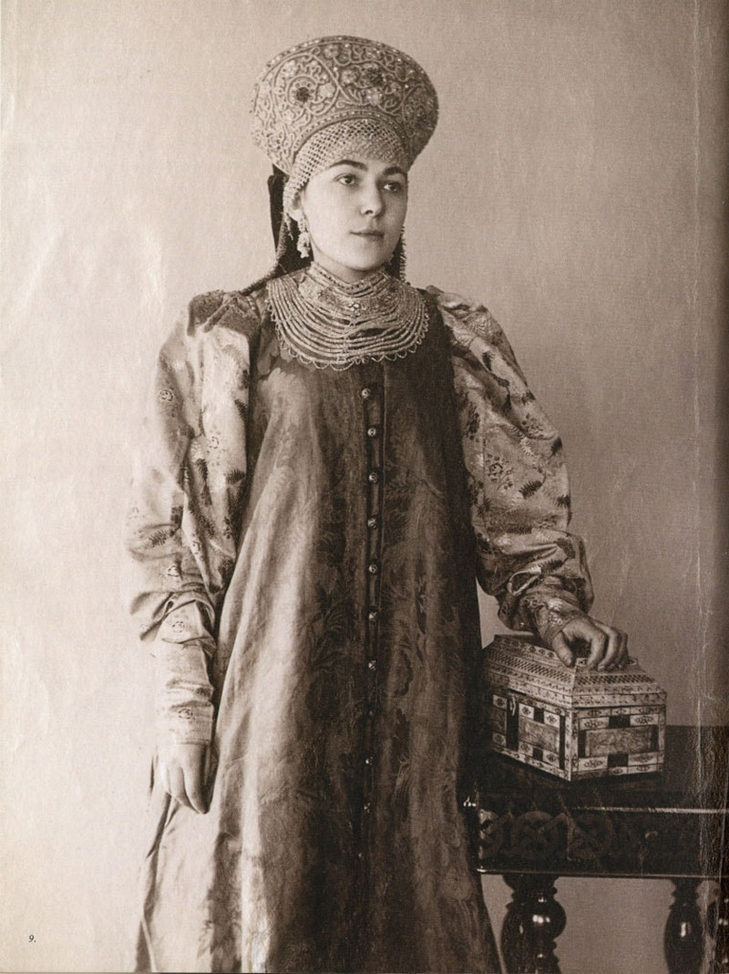 Русские красавицы 19-го века в традиционных костюмах 18