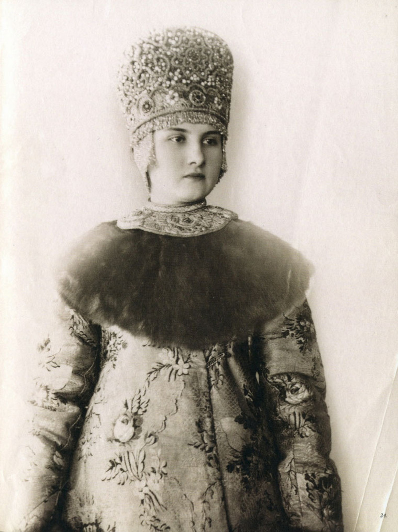Русские красавицы 19 века в национальных костюмах 20