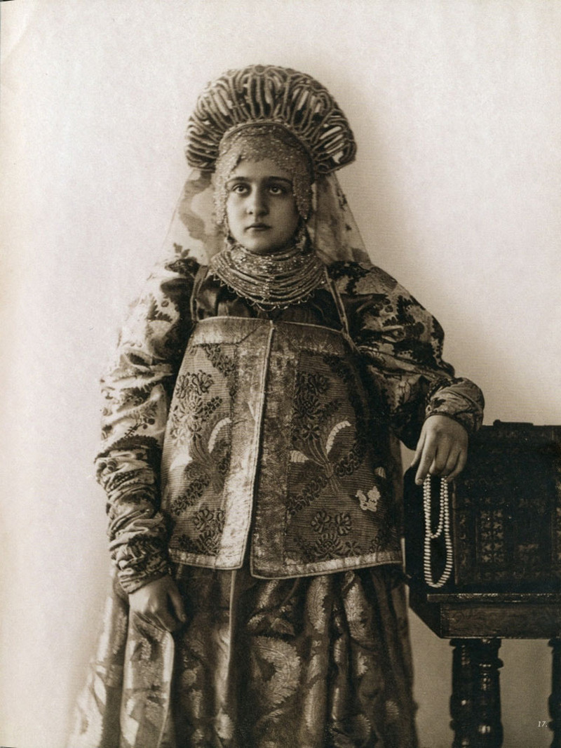 Русские красавицы 19 века в национальных костюмах 21