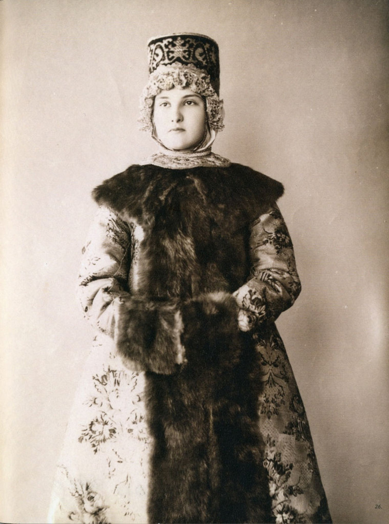 Русские красавицы 19 века в национальных костюмах 23
