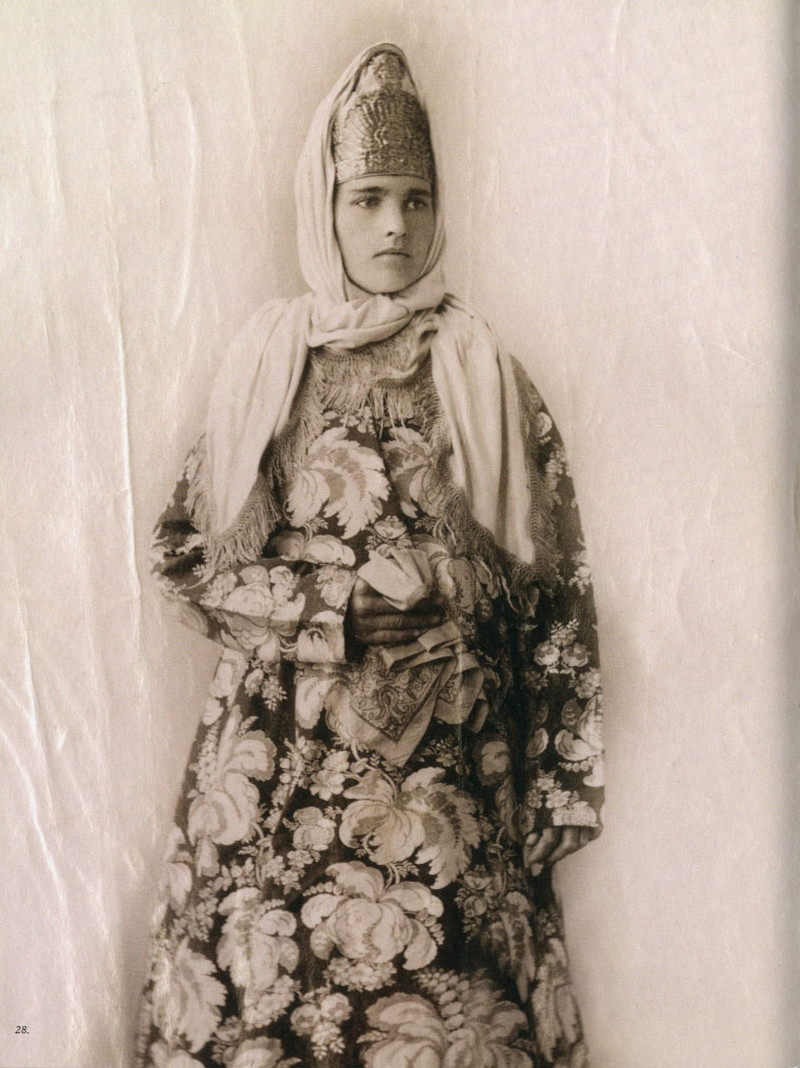 Русские красавицы 19-го века в традиционных костюмах 24