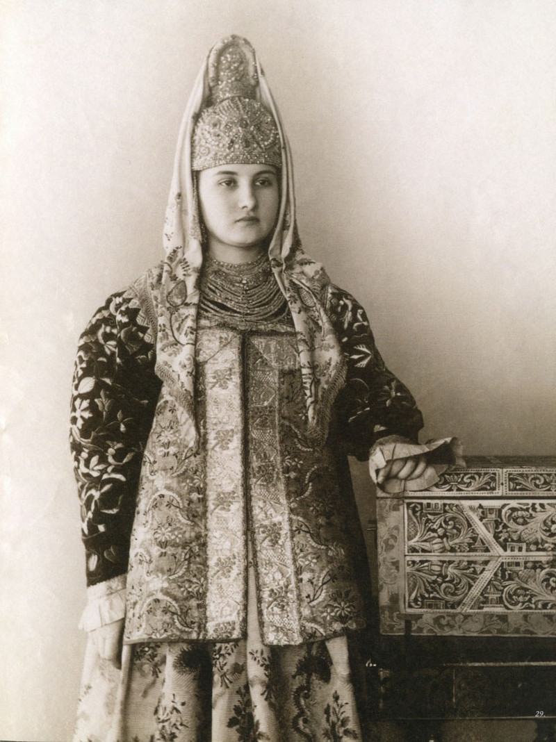 Русские красавицы 19 века в национальных костюмах 25