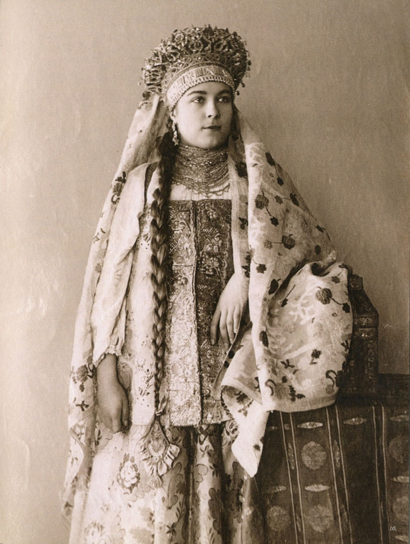 Русские красавицы 19-го века в традиционных костюмах 26