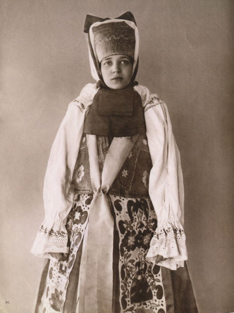 Русские красавицы 19 века в национальных костюмах 29