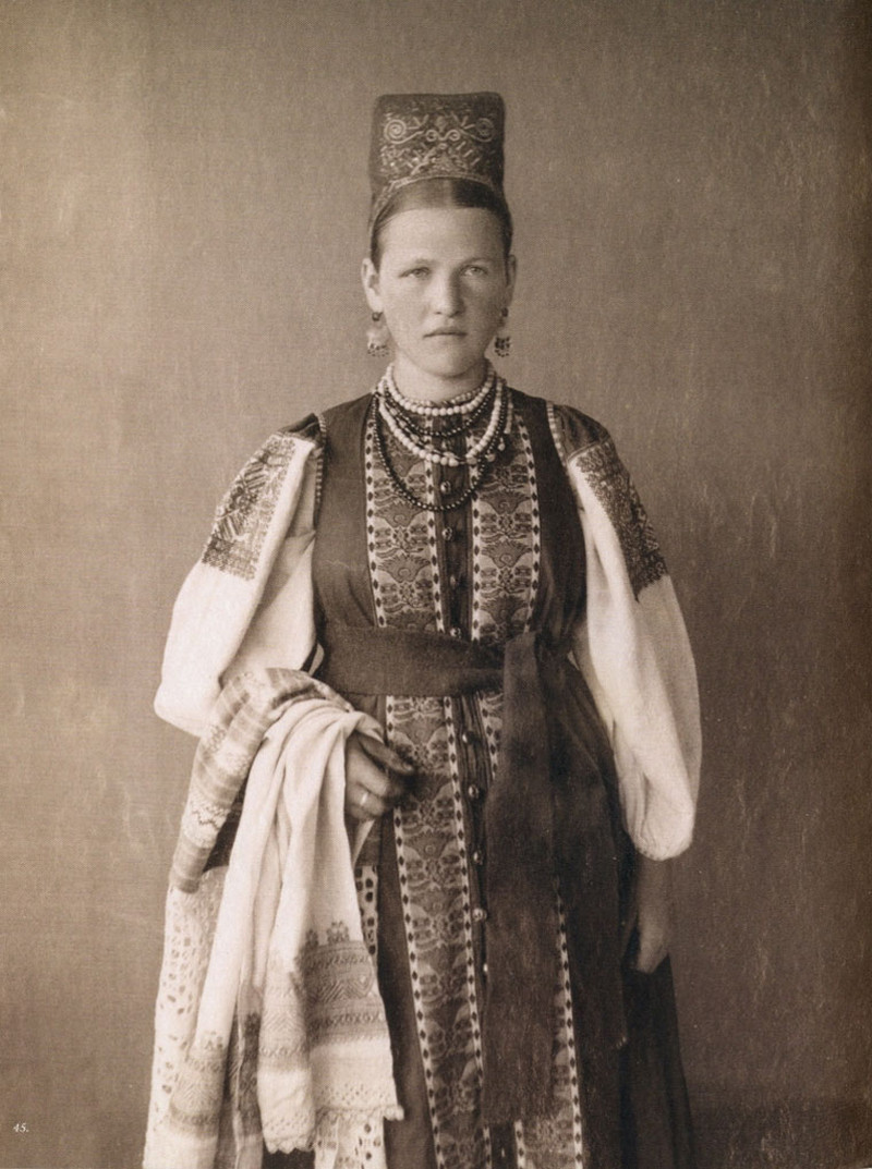 Русские красавицы 19 века в национальных костюмах 31