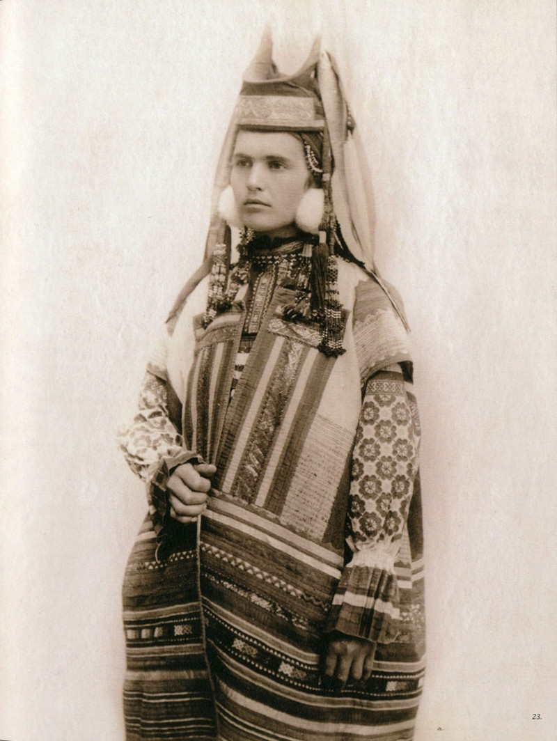 Русские красавицы 19-го века в традиционных костюмах 33