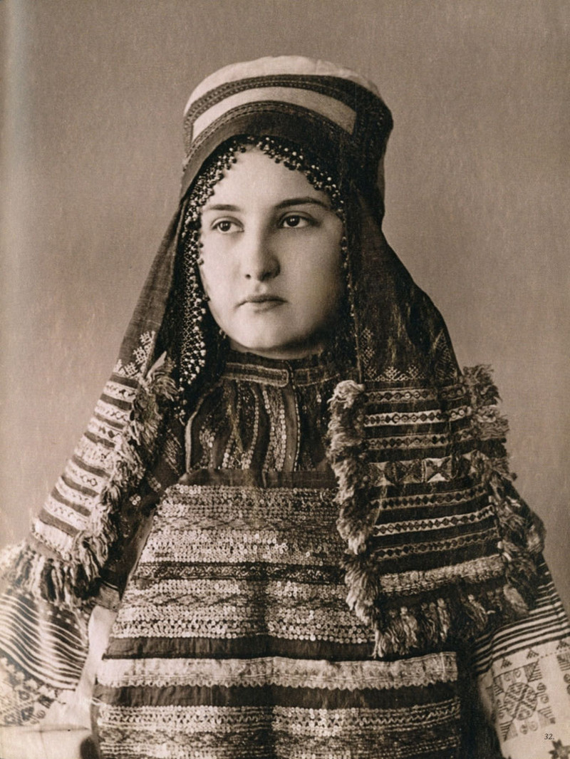 Русские красавицы 19 века в национальных костюмах 34