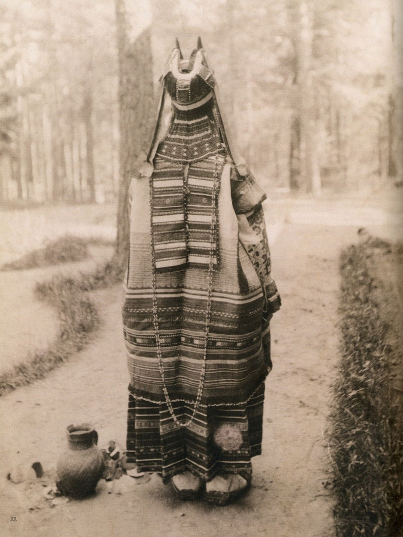 Русские красавицы 19 века в национальных костюмах 35