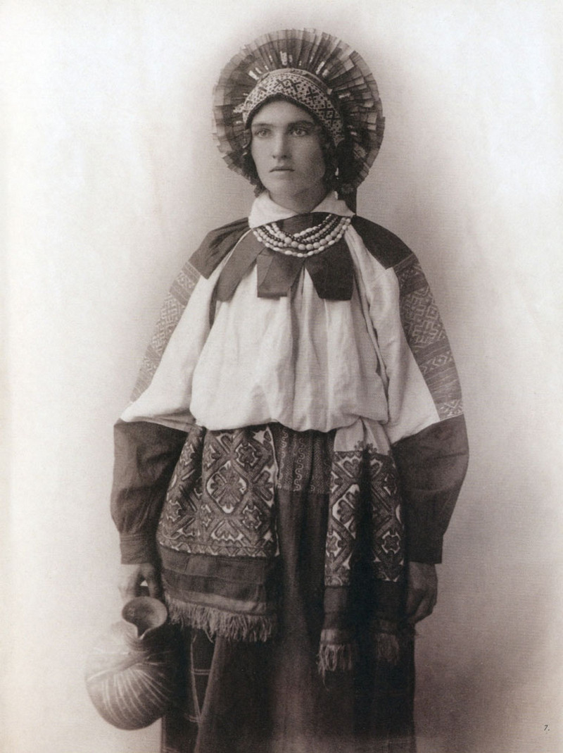 Русские красавицы 19 века в национальных костюмах 37