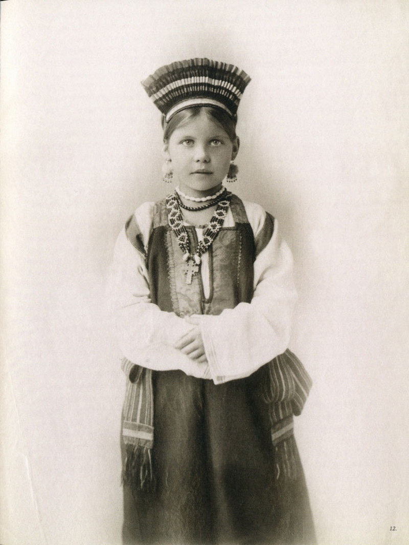 Русские красавицы 19 века в национальных костюмах 38