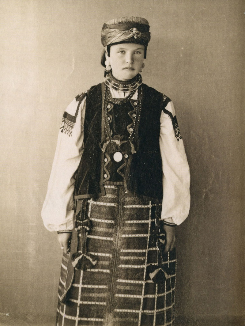Русские красавицы 19 века в национальных костюмах 40