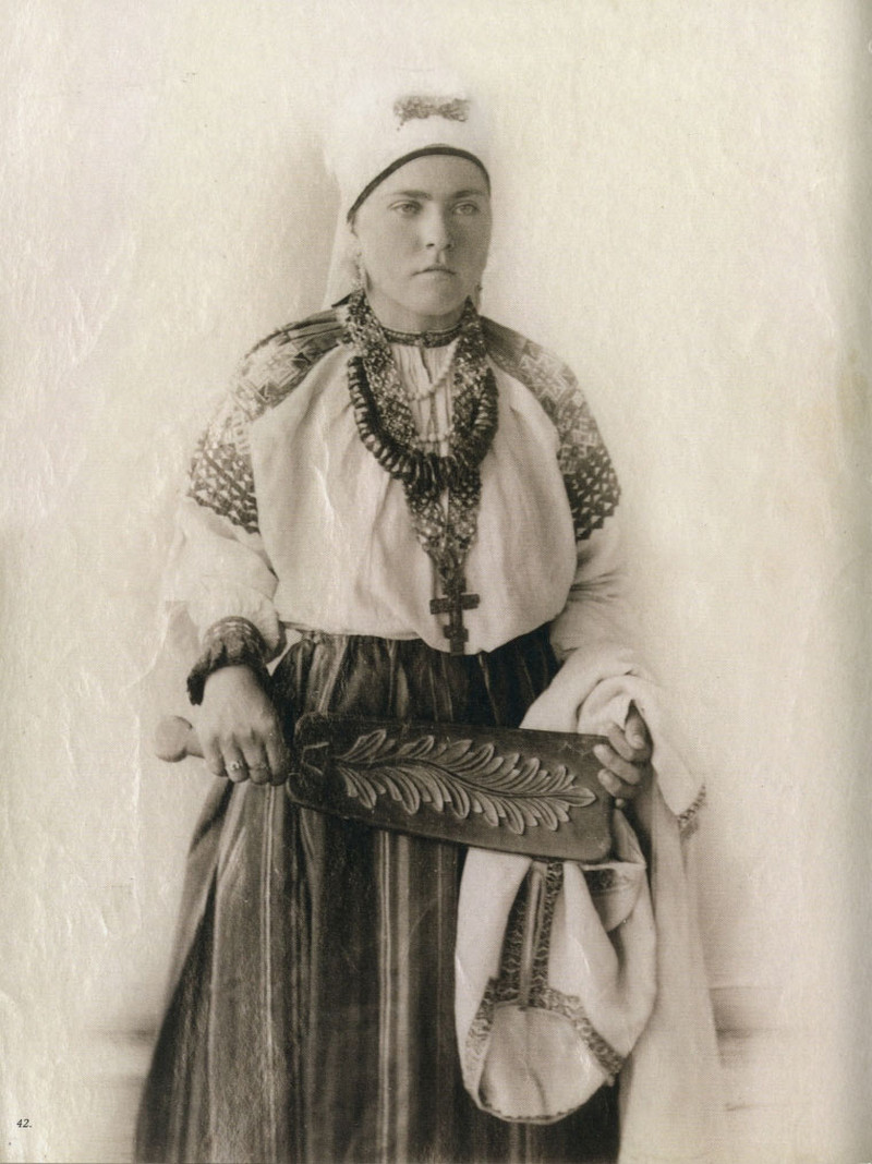 Русские красавицы 19-го века в традиционных костюмах 41