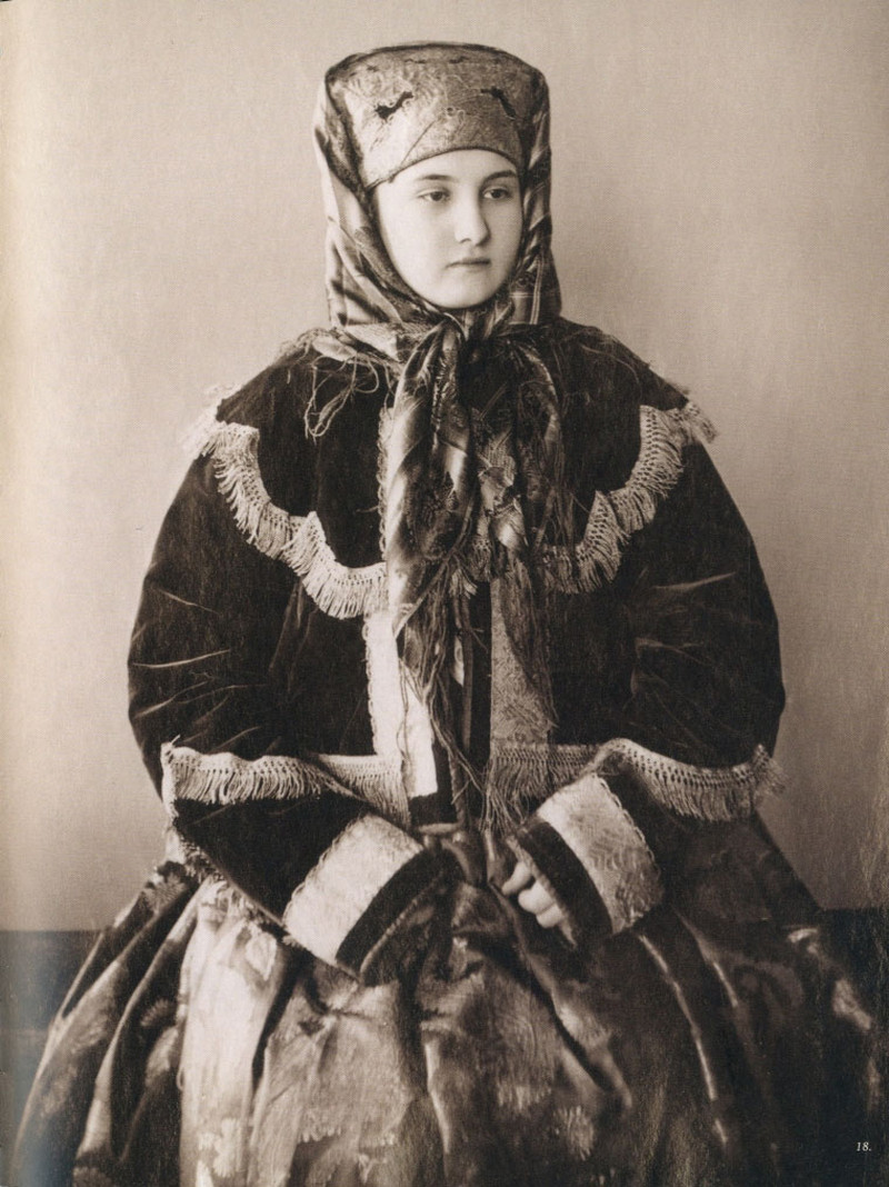 Русские красавицы 19 века в национальных костюмах 8