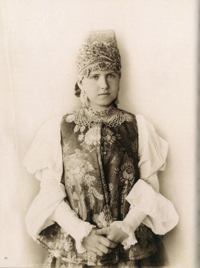 Русские красавицы 19 века в национальных костюмах 9