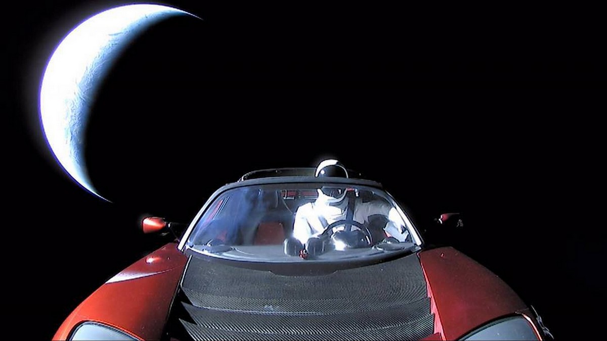 Tesla v kosmose foto
