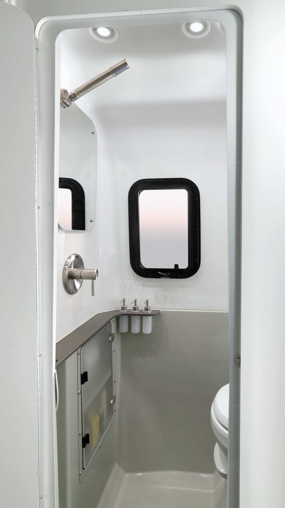 Nest от Airstream – туристический трейлер для спонтанных путешествий с комфортом  8