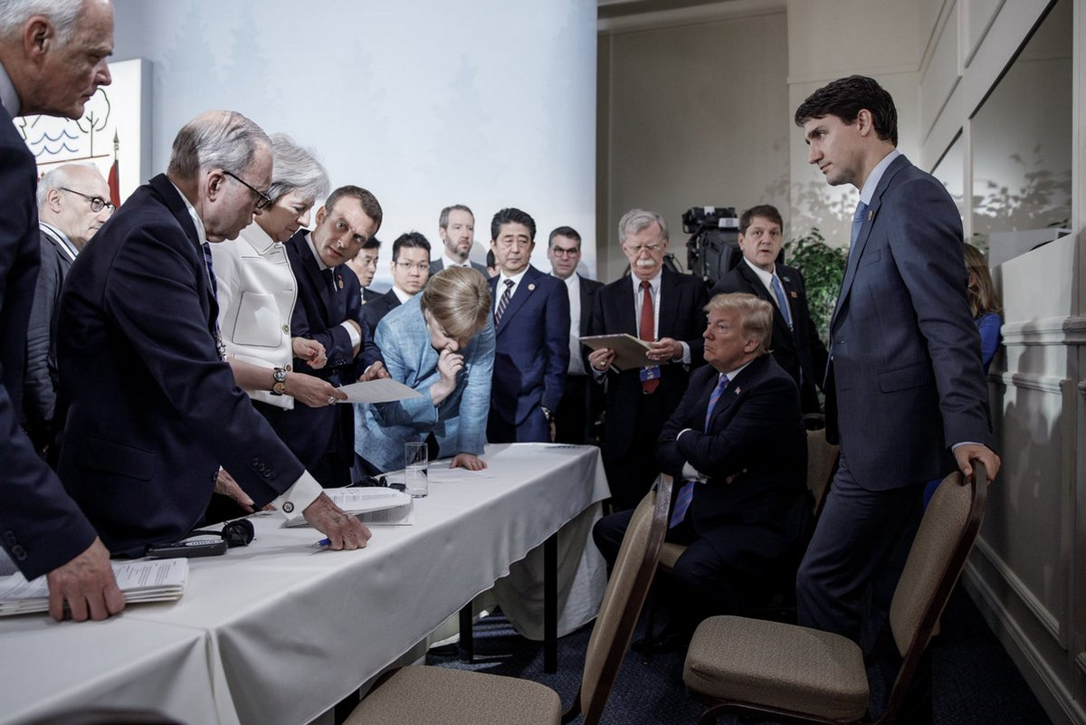 Трамп на саммите G7: как меняется смысл фотографии в зависимости от угла съёмки 