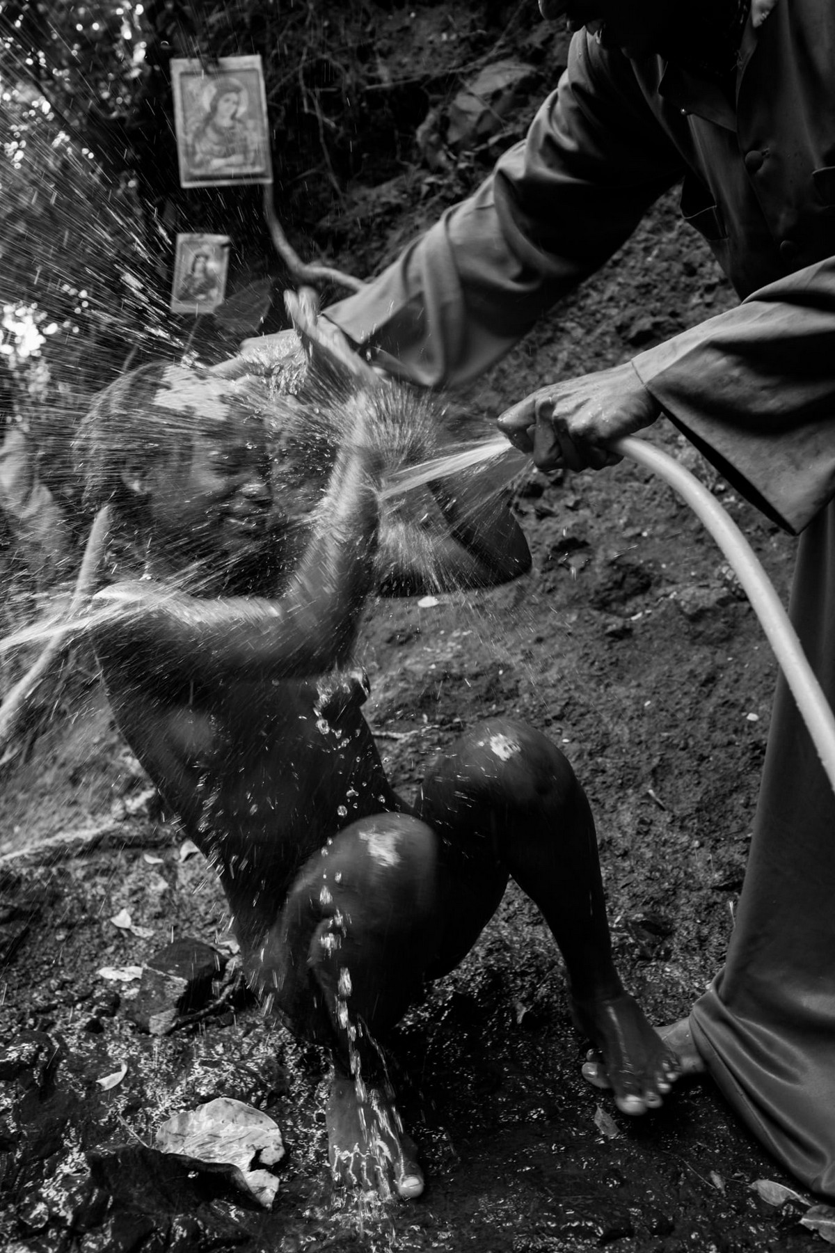 Фотографии массового экзорцизма в Эфиопии. Фотограф Роберт Уоддингем 10