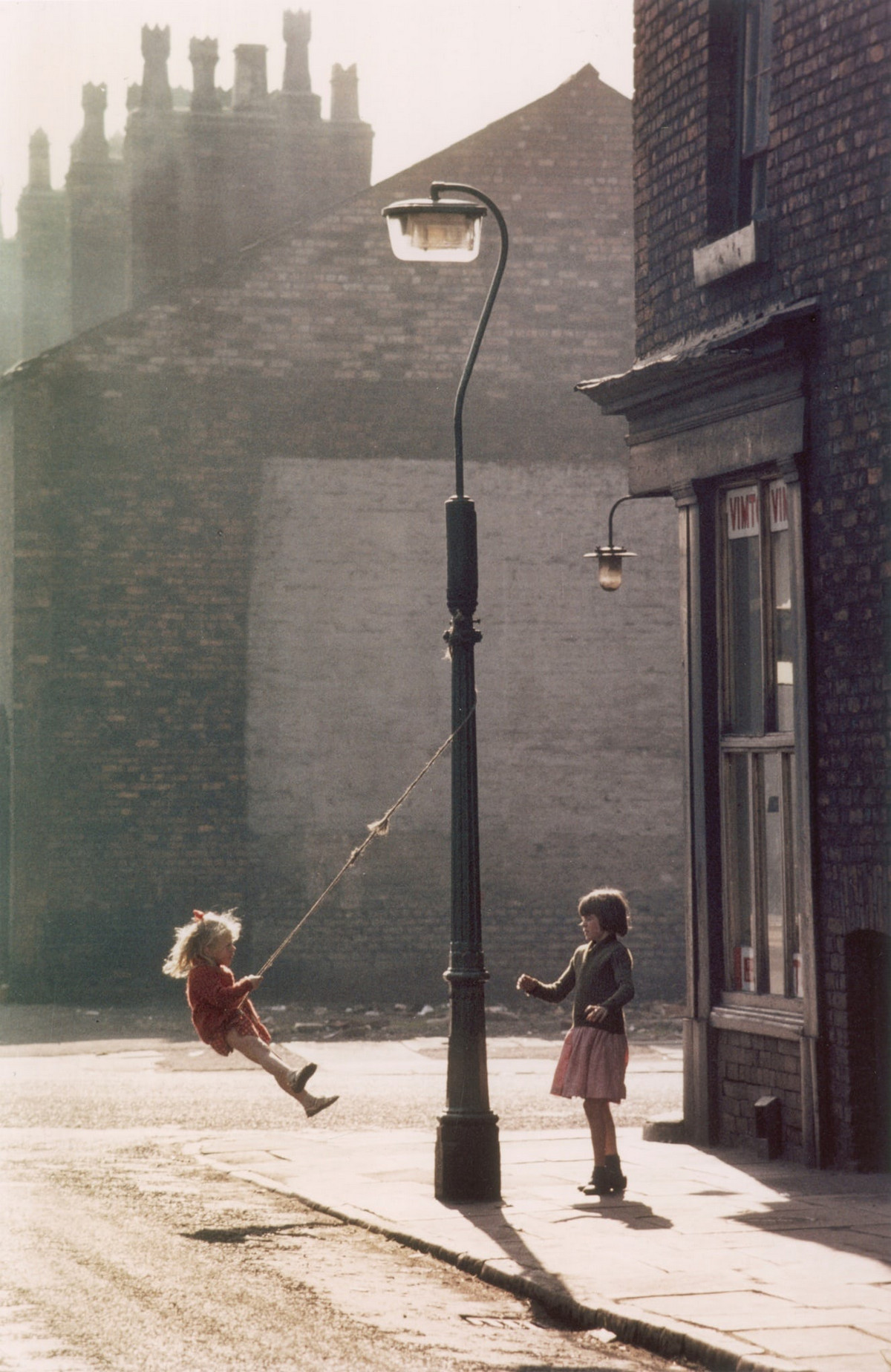 Обаяние трущоб Манчестера в фотографиях Ширли Бейкер 1960-х годов 15
