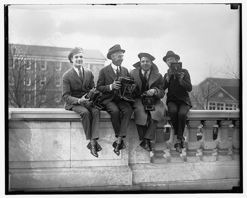 Джентльмены со своими фотоаппаратами на ретро фотографиях начала 20-го века 5