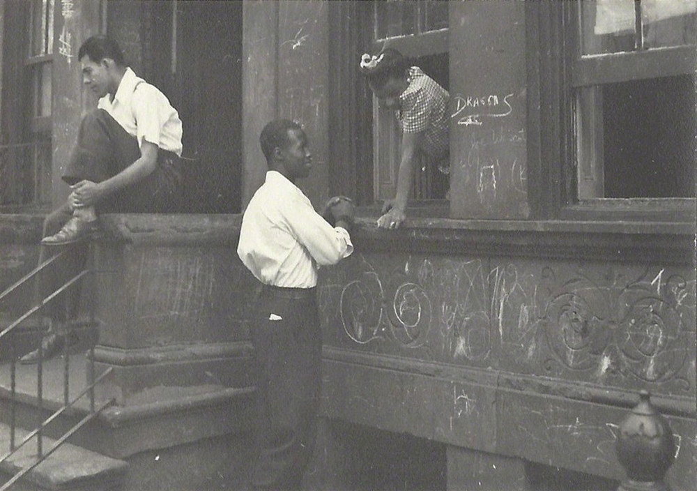 Уличная жизнь Нью-Йорка с 1930-х до 80-х годов в фотографиях Элен Левитт 21
