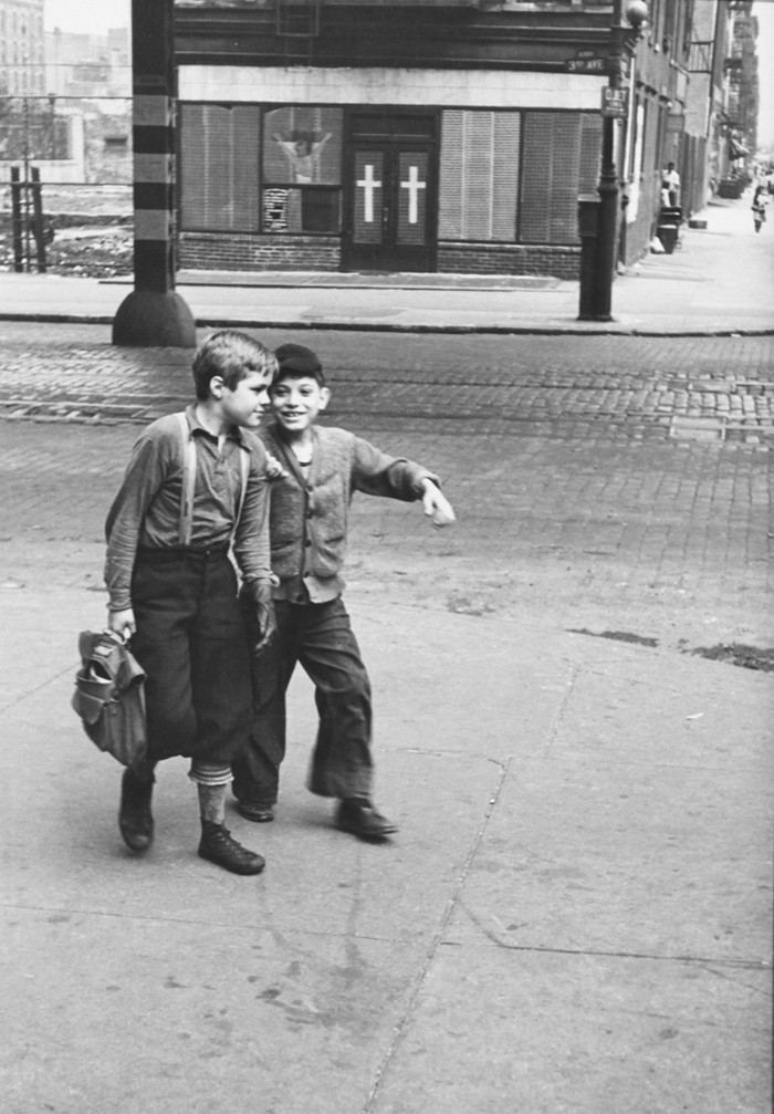 Уличная жизнь Нью-Йорка с 1930-х до 80-х годов в фотографиях Элен Левитт 33
