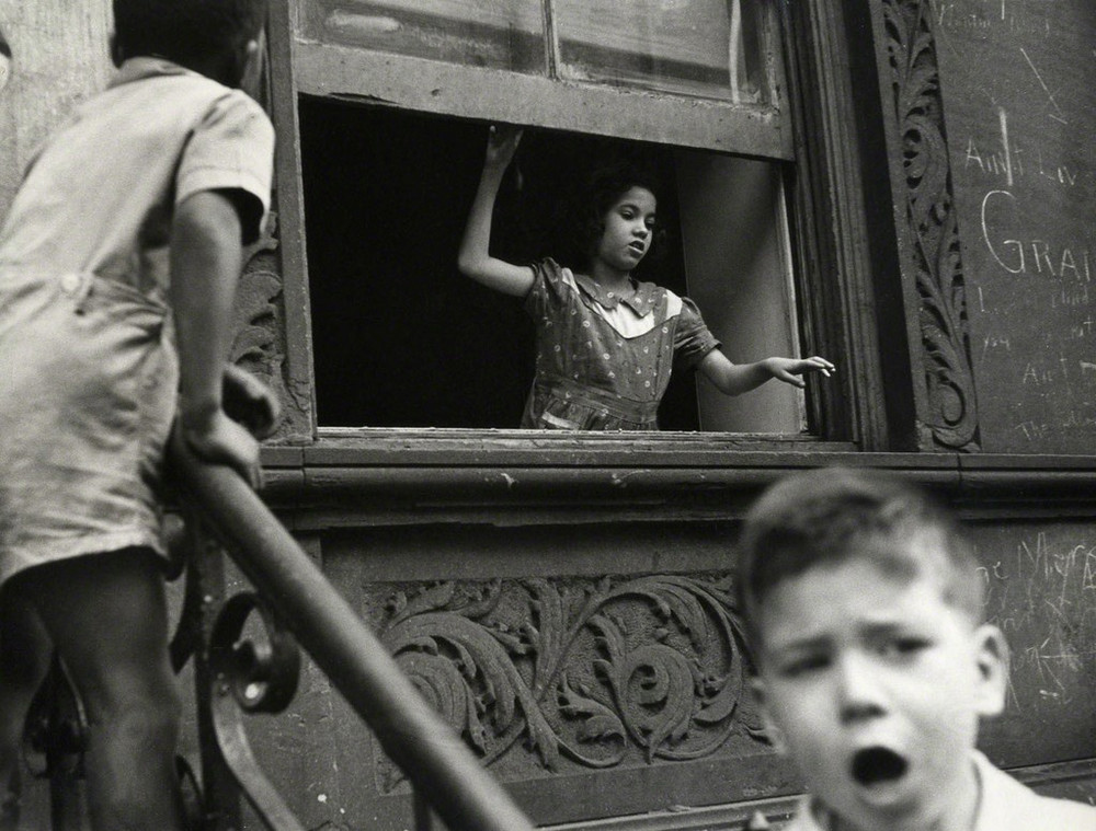 Уличная жизнь Нью-Йорка с 1930-х до 80-х годов в фотографиях Элен Левитт 39
