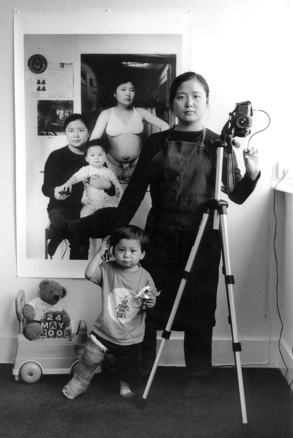 Мама 17 лет делает автопортреты с сыном и каждый последующий снимок на фоне предыдущего 3