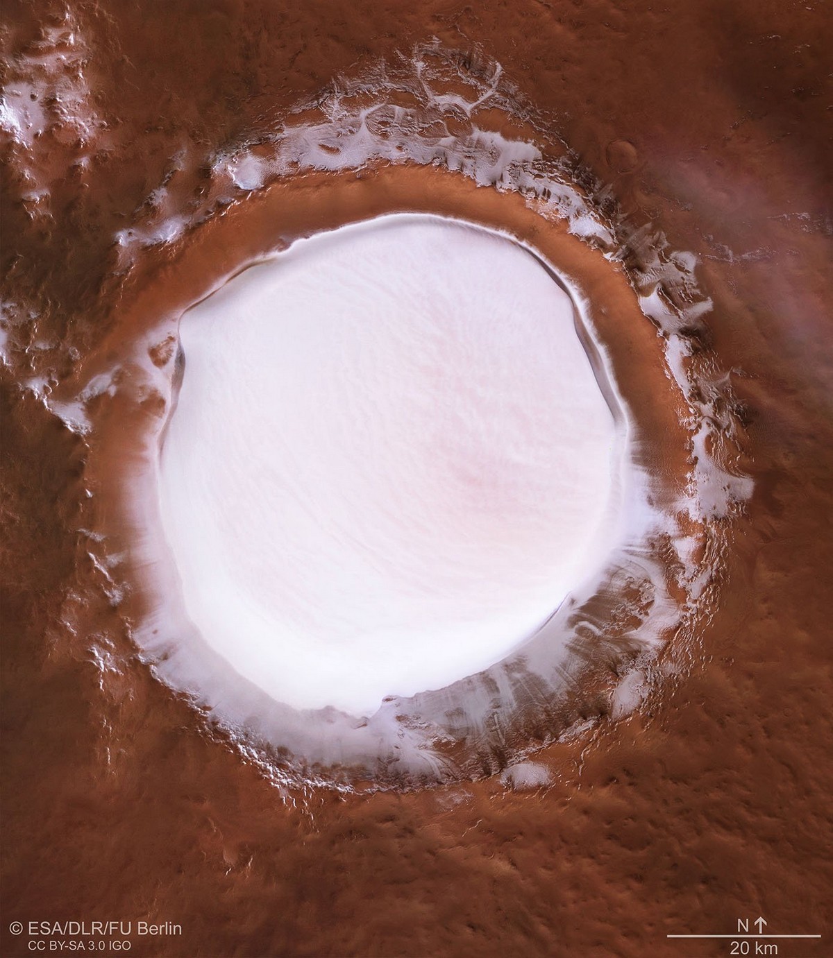 Водяной лёд на Марсе в новых фотографиях ЕКА 2