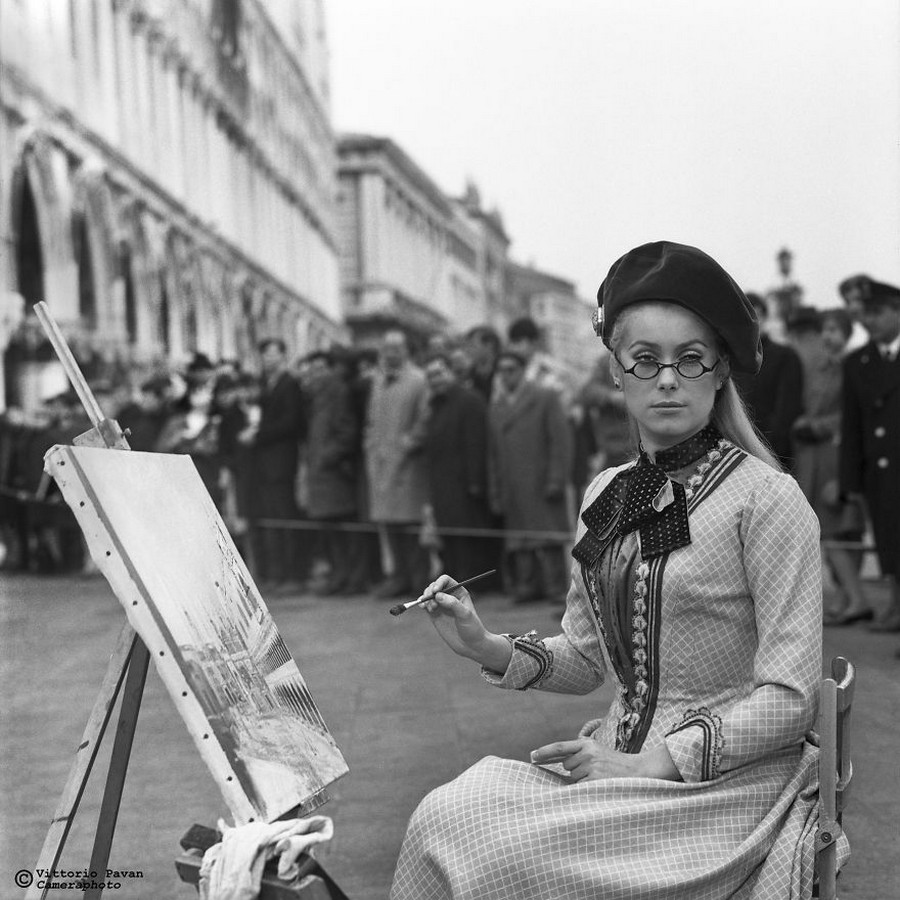 Редкие фотографии известных людей, отдыхающих в Венеции в 1950-60-е годы 7