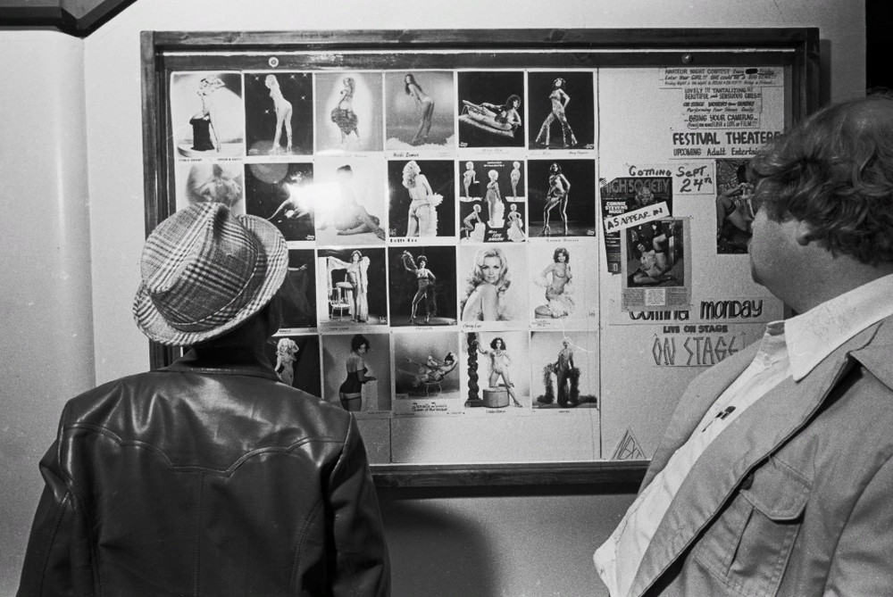 «Мужчины, фотографирующие женщин в 1970-х». Майкл Абрамсон из чикагских стриптиз-клубов  1