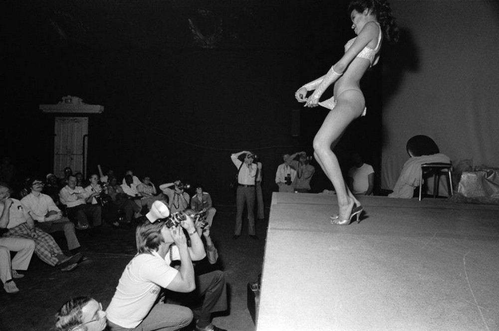 «Мужчины, фотографирующие женщин в 1970-х». Майкл Абрамсон из чикагских стриптиз-клубов  16
