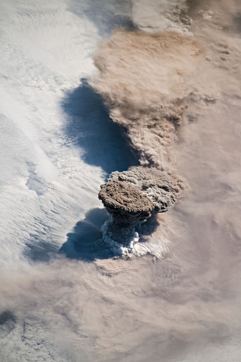 Новое извержение вулкана Райкоке – вид из космоса  2