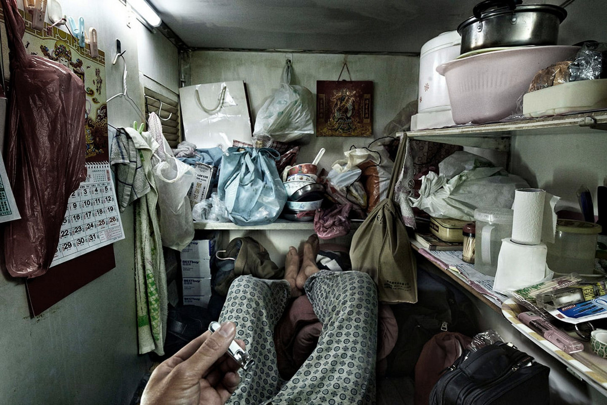Как живут в «клетках-гробах» Гонконга. Фотограф Бенни Лэм 1