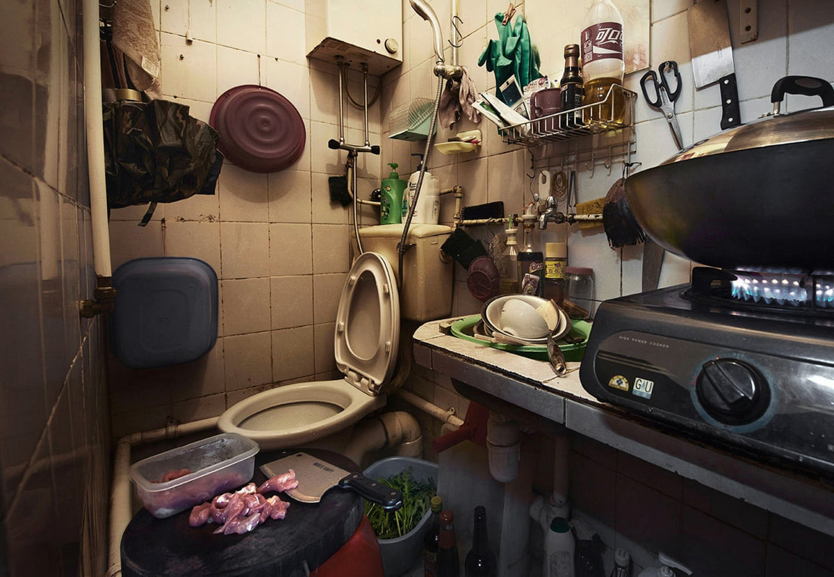 Как живут в «клетках-гробах» Гонконга. Фотограф Бенни Лэм 10