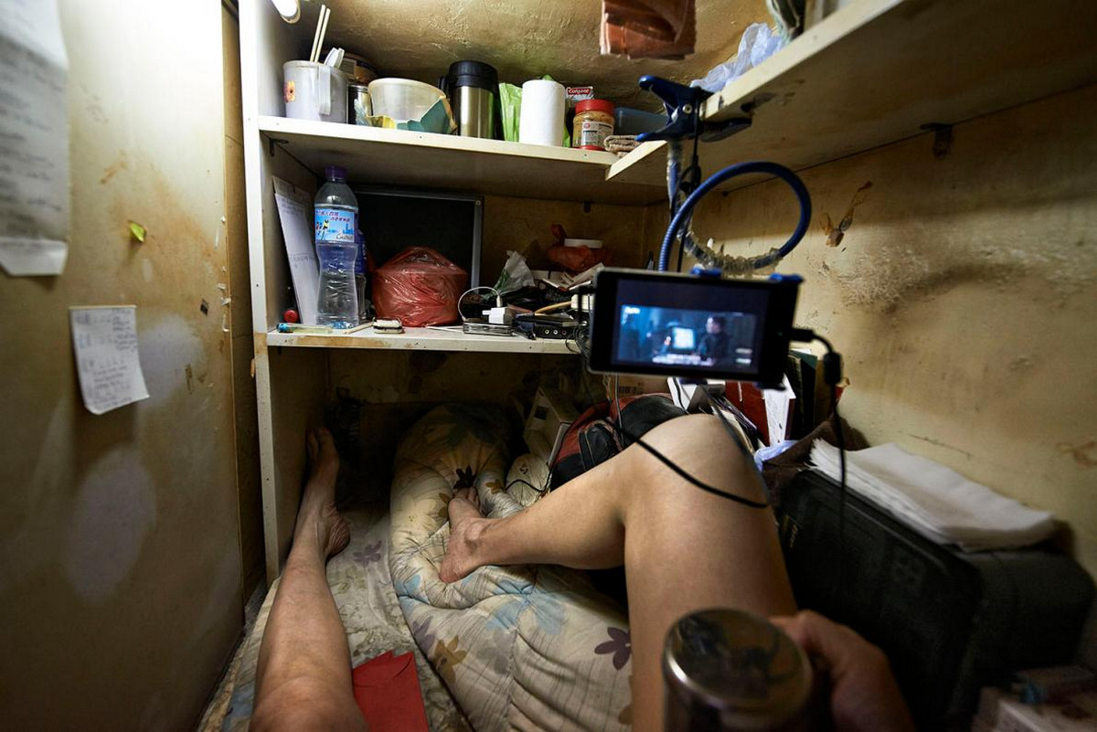 Как живут в «клетках-гробах» Гонконга. Фотограф Бенни Лэм 12