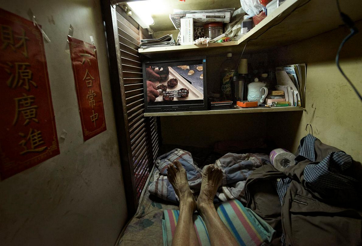 Как живут в «клетках-гробах» Гонконга. Фотограф Бенни Лэм 14