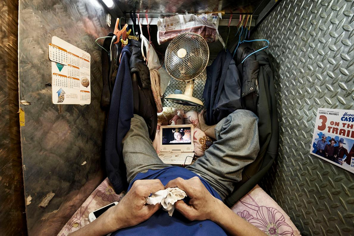 Как живут в «клетках-гробах» Гонконга. Фотограф Бенни Лэм 16