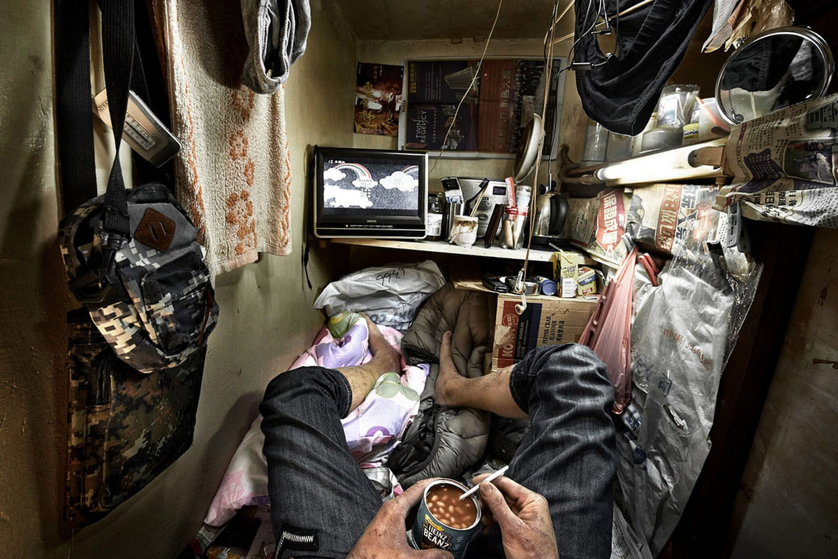 Как живут в «клетках-гробах» Гонконга. Фотограф Бенни Лэм 3
