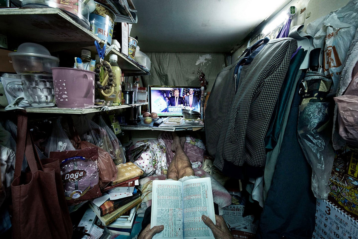 Как живут в «клетках-гробах» Гонконга. Фотограф Бенни Лэм 4