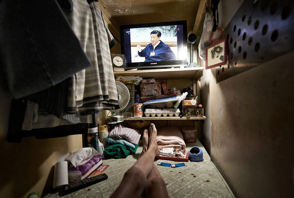 Как живут в «клетках-гробах» Гонконга. Фотограф Бенни Лэм 9